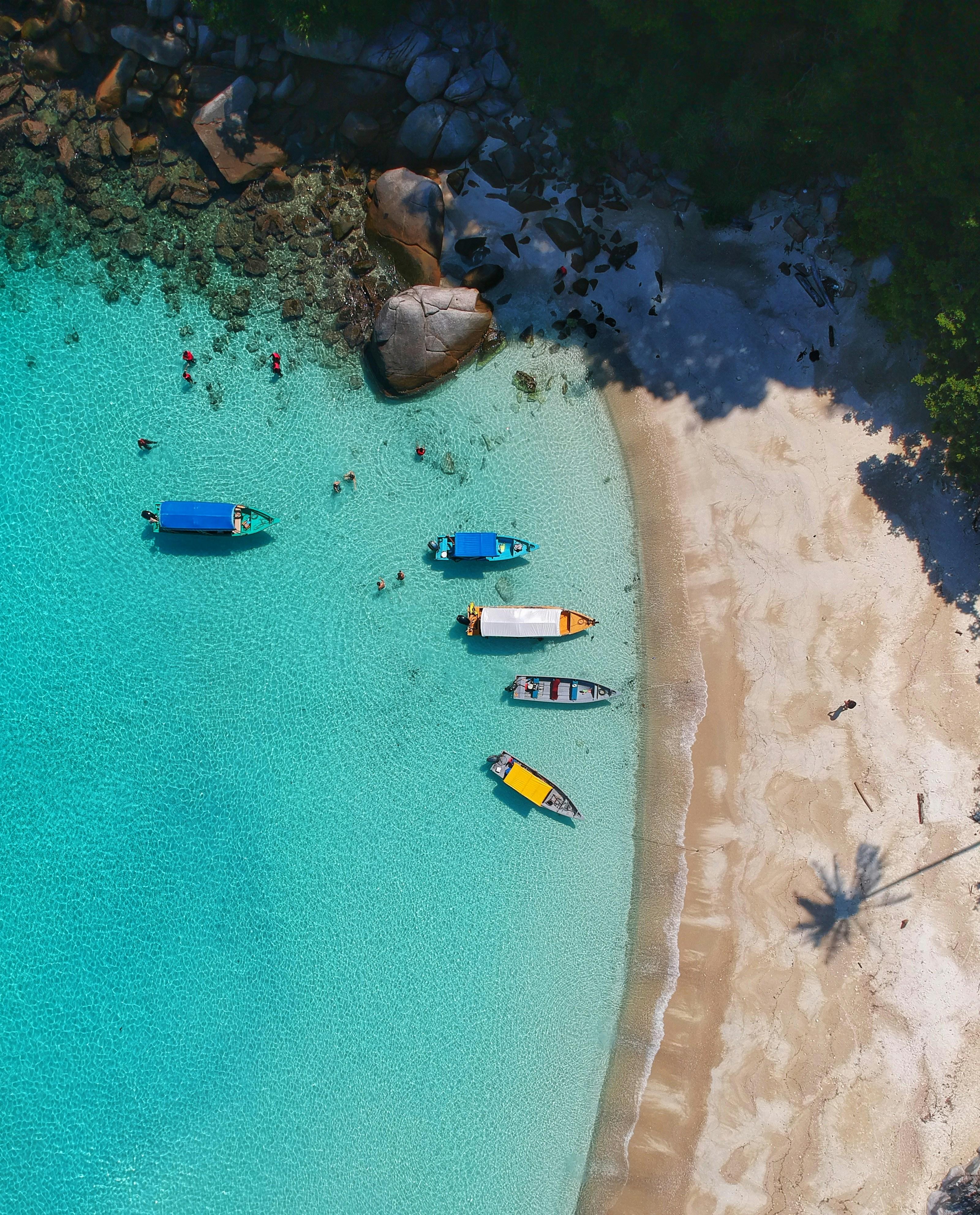 Plage vue du ciel avec bateaux et eau turquoise